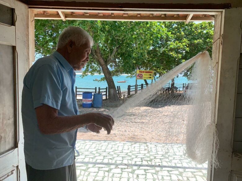 Aos 88 anos, aposentado confecciona redes de pesca em Guarapari