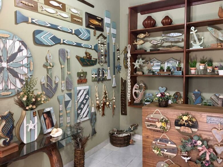 Casal de Guarapari faz sucesso com artesanatos esculpidos em madeira