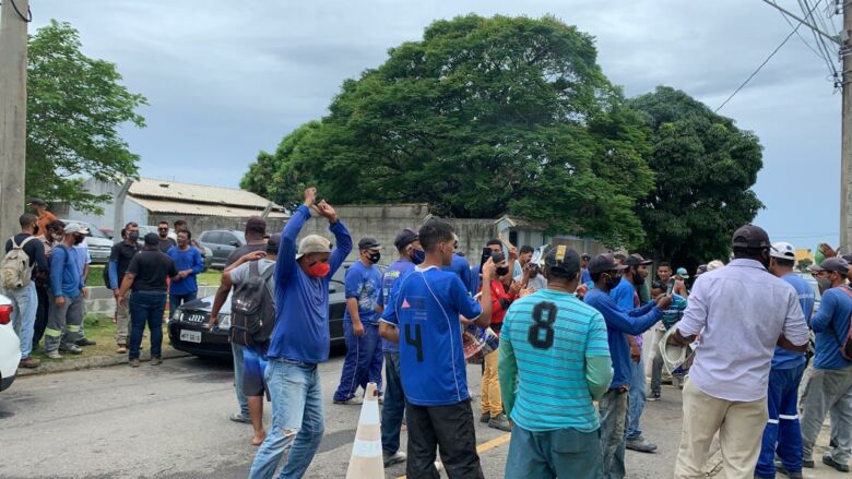 Operários manifestam em frente à Prefeitura de Guarapari