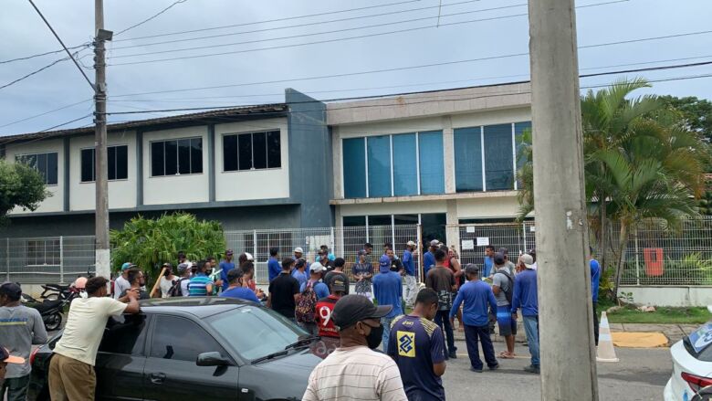 Operários manifestam em frente à Prefeitura de Guarapari