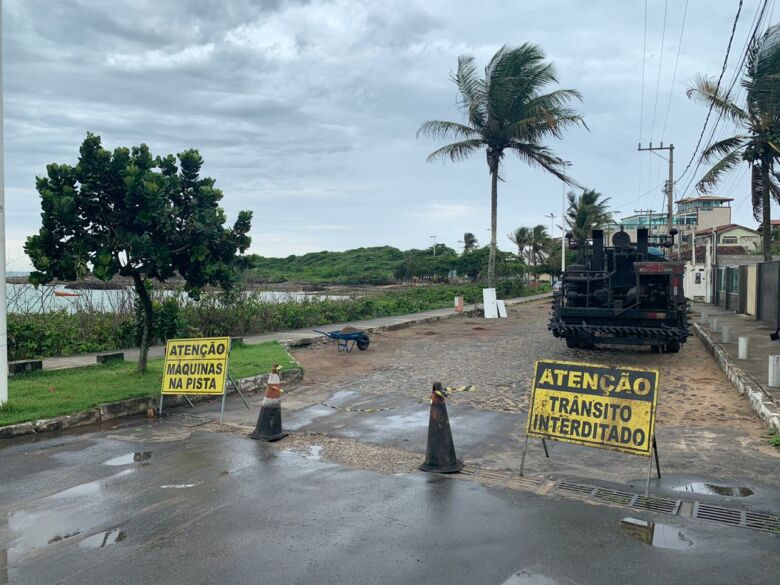 Rua de Guaibura amanhece recebendo asfalto, em Guarapari