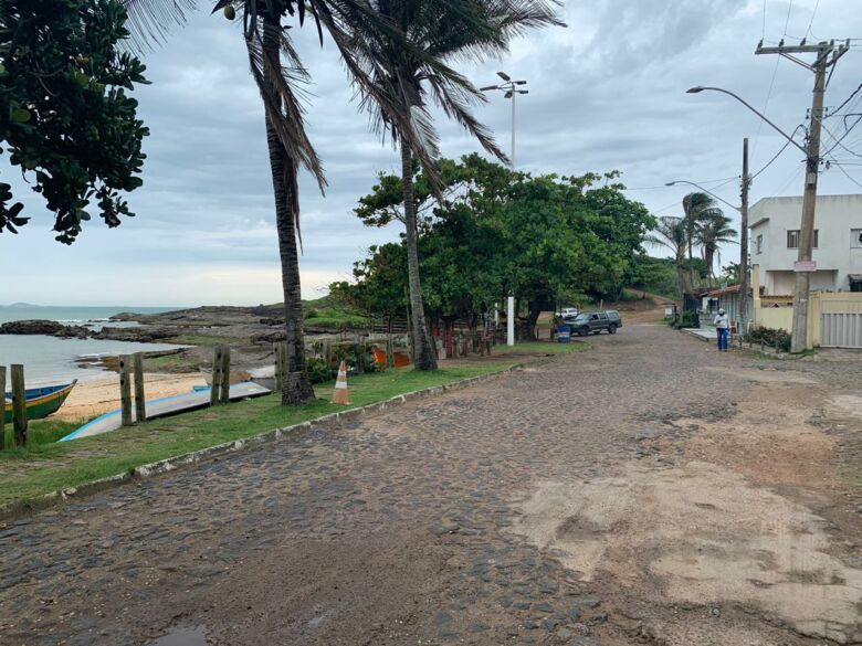 Rua de Guaibura amanhece recebendo asfalto, em Guarapari