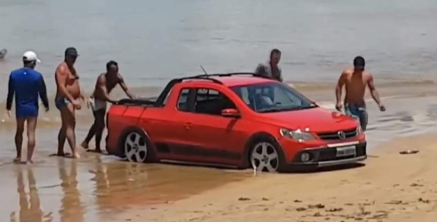 carro atolado - Carro de turistas de Minas Gerais fica atolado em areia de praia em Guarapari
