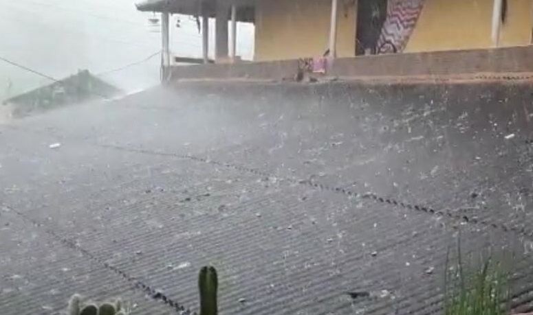 Moradores registram chuva de granizo e ventania no interior de Alfredo Chaves