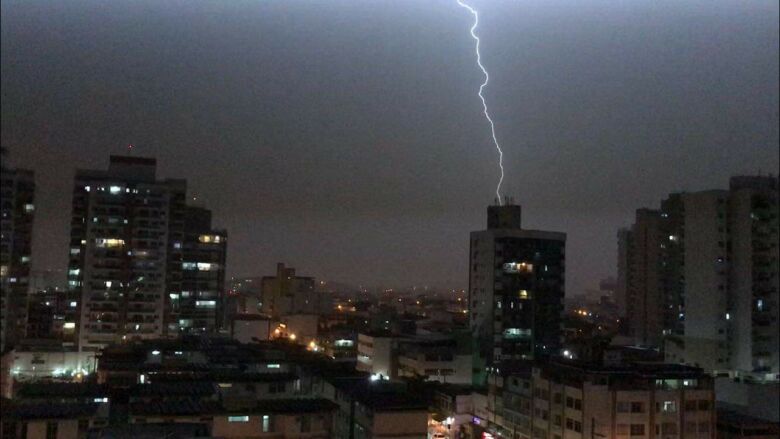 raio - Inpe emite alerta para risco de tempestade com raios e ventos fortes em Guarapari