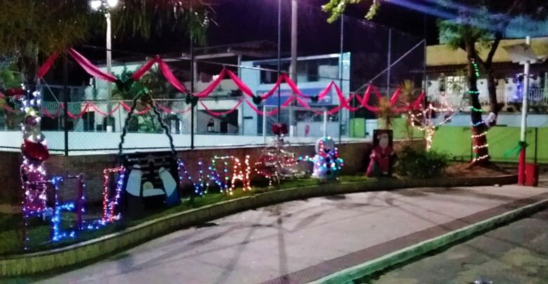 Moradores decoram praça do bairro Aeroporto, em Guarapari para o natal