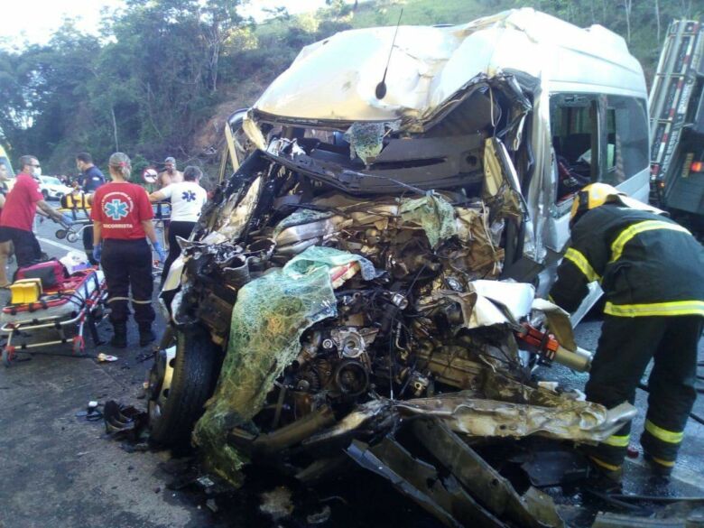Acidente na BR-101, em Anchieta interrompe trânsito e deixa 16 feridos