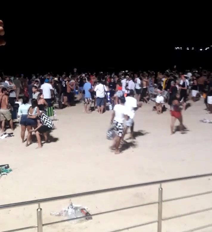 Praia do Morro em Guarapari teve aglomeração, bebida e som alto na madrugada de hoje (30)