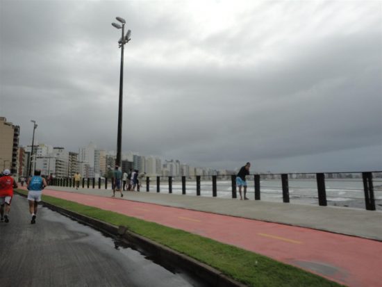Praia do Morro em tarde nublada. Previsão de chuva.