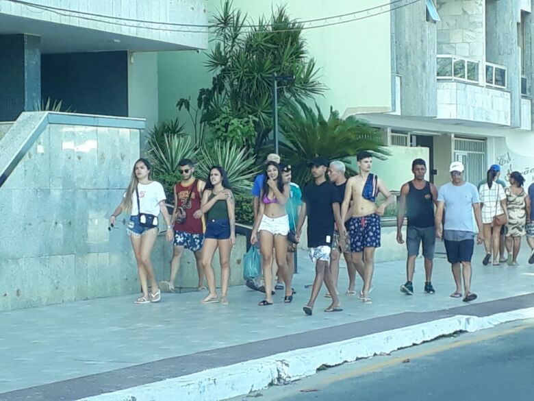 Guarapari em risco alto: novas medidas devem ser adotadas em breve 3 praia do morro lotada guarapari 2020 turistas sem mascaras 1