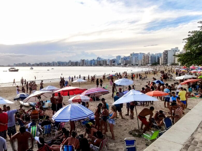 Artigo: efeitos do feriado com praia cheia na melhora do ânimo em Guarapari