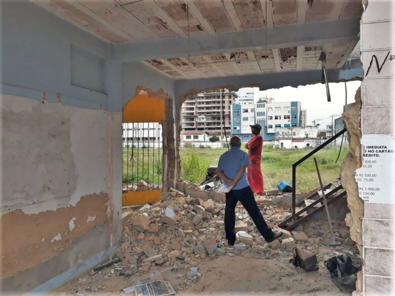 Começam as demolições para construção de shopping no centro de Guarapari