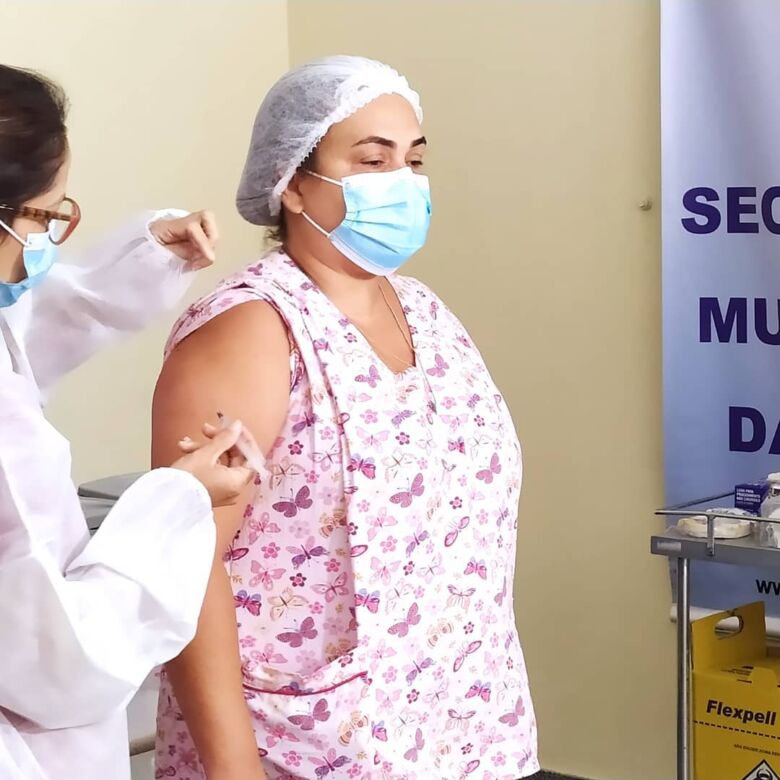 139188698 3480469498728578 6243552060510316162 o - "Não podia perder a fé" diz primeira médica vacinada contra Covid em Guarapari