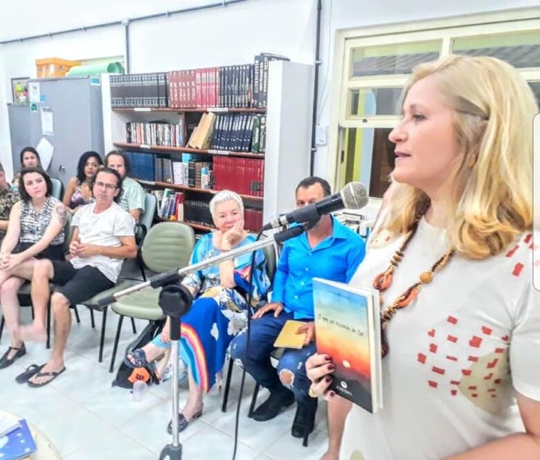 Moradora de Guarapari, Anne Mahin retorna à poesia ao lançar seu terceiro livro