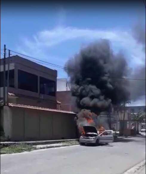 Carro pega fogo no bairro Kubistchek, em Guarapari