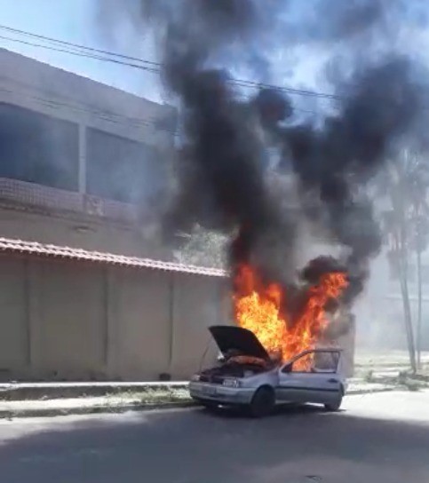 Carro pega fogo no bairro Kubistchek, em Guarapari