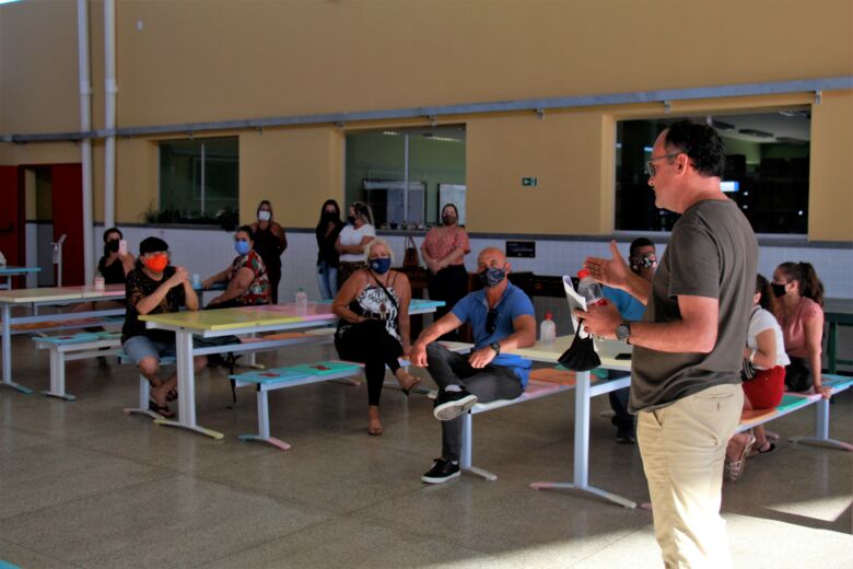 Gedson - Comunidade escolar se manifesta contra afastamento de diretor do Polivalente, em Guarapari