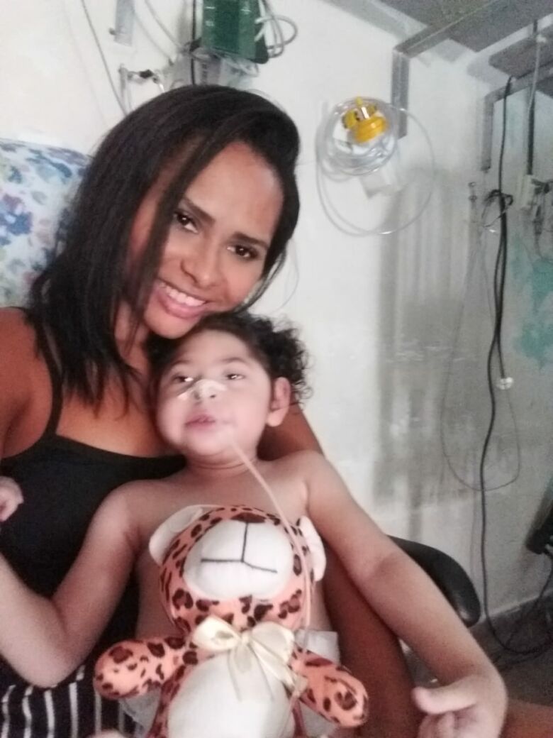 Guarapari: mãe pede ajuda para comprar leite especial para filha com microcefalia