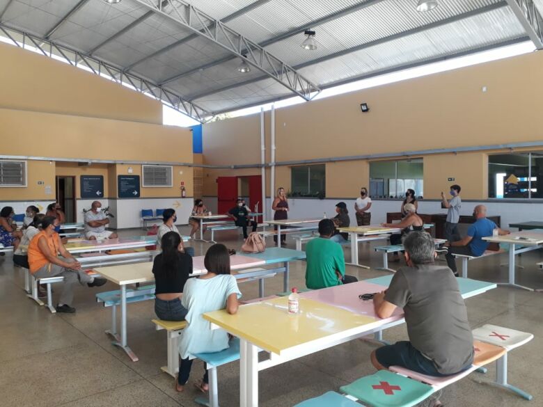 Valesca - Comunidade escolar se manifesta contra afastamento de diretor do Polivalente, em Guarapari