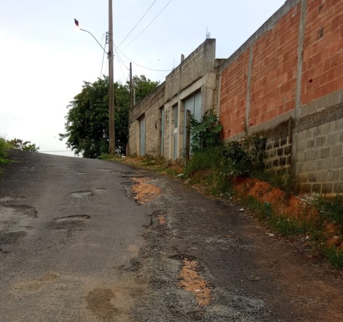 Em Guarapari, obras de asfaltamento de rua de Jabaraí são abandonadas