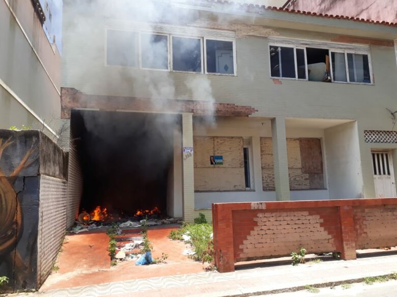 Vídeo: princípio de incêndio na Rua Getúlio Vargas no Centro de Guarapari