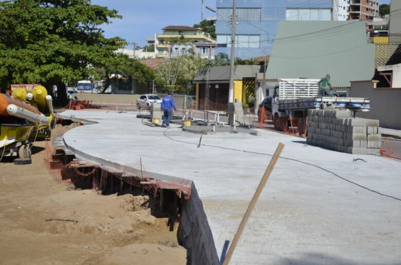Anchieta: obras de revitalização continuam na Praia Costa Azul, em Iriri