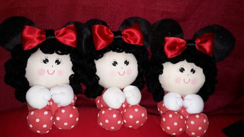 Venda de bonecas ajuda a custear tratamento da Rillari, de 7 anos
