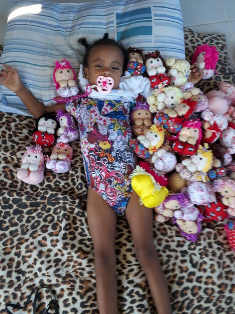 Venda de bonecas em feira de Guarapari ajuda pequena Rillari a seguir lutando pela vida