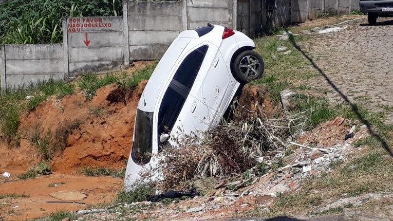 Veículo cai em terreno próximo à antiga Igreja Matriz de Guarapari. Condutor não se feriu