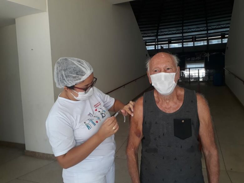 Idosos entre 85 e 89 anos começaram a ser vacinados contra a Covid-19 em Guarapari