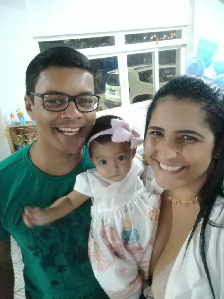 familia Pietra - Em Guarapari, pais pedem ajuda para realizar cirurgia da filha com tumor no olho