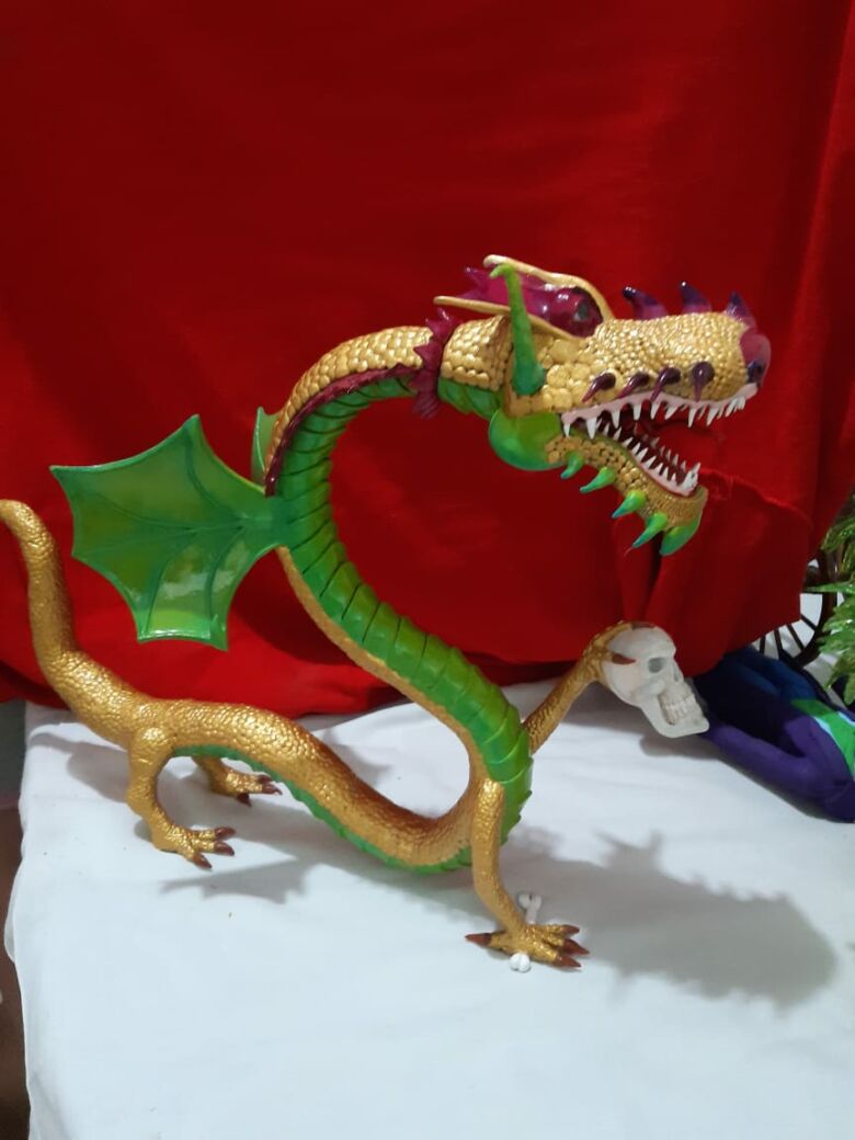 Morador de Guarapari produz artesanato em resina epóxi há 40 anos