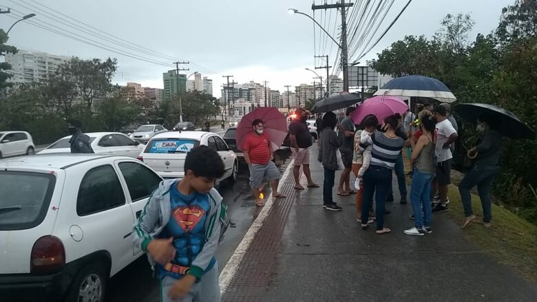 protesto ponte comerciantes 2 - Protesto de comerciantes fecha faixa da ponte de Guarapari