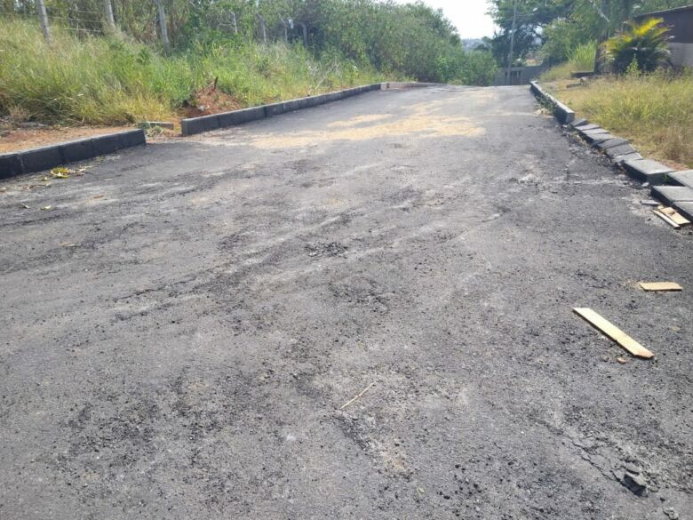 Em Guarapari, ruas de Santa Mônica se encheram de buracos semanas após interrupção das obras