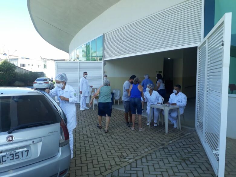 Idosos entre 85 e 89 anos começaram a ser vacinados contra a Covid-19 em Guarapari