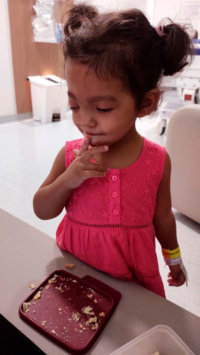 Em Guarapari, pais agradecem ajuda para cirurgia da filha com tumor no olho
