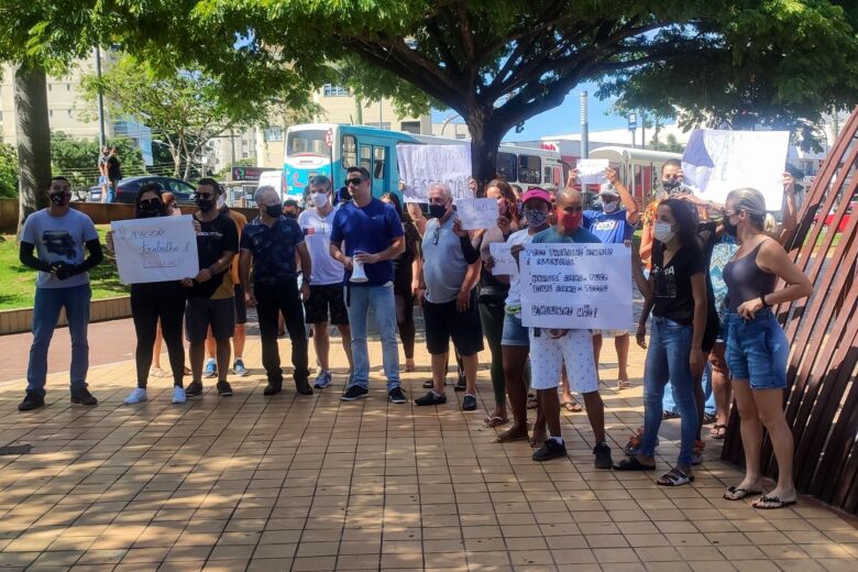 cartazes protesto muquicaba 2 - Comerciantes, microempresários e autônomos de Guarapari realizam protesto contra restrições