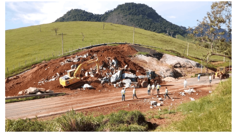 Detonação de rocha interdita trecho da BR-101 nessa terça-feira (09) em Guarapari