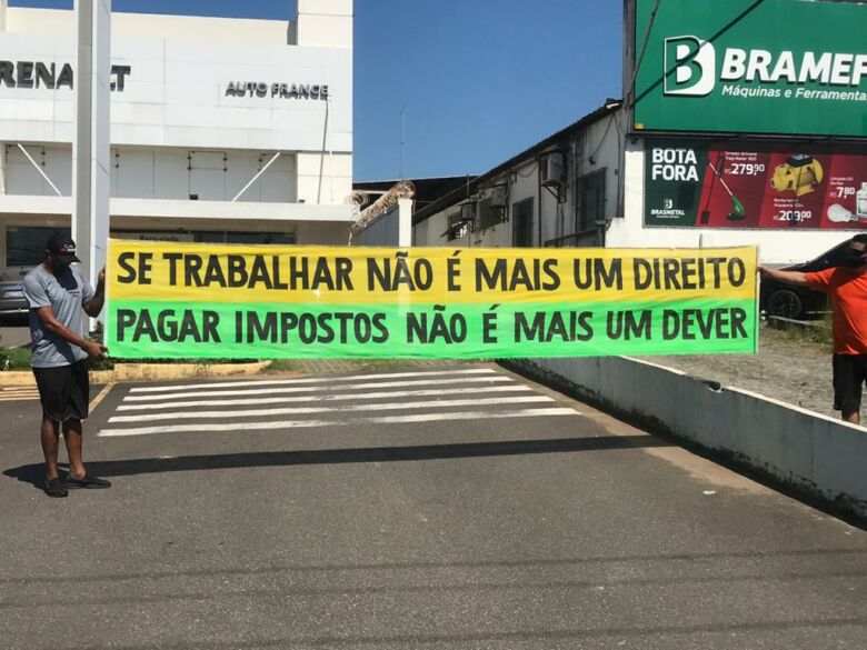 faixa manifestantes comercio 2020 03 24 - Comerciantes, microempresários e autônomos de Guarapari fazem carreata contra restrições