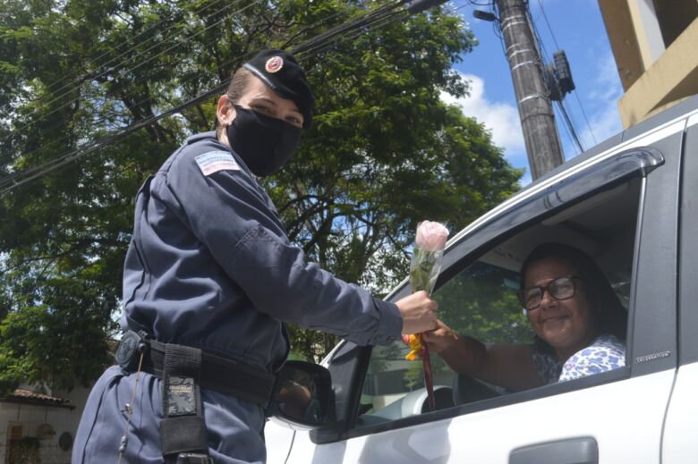 Militares distribuem rosas no Dia da Mulher em Alfredo Chaves