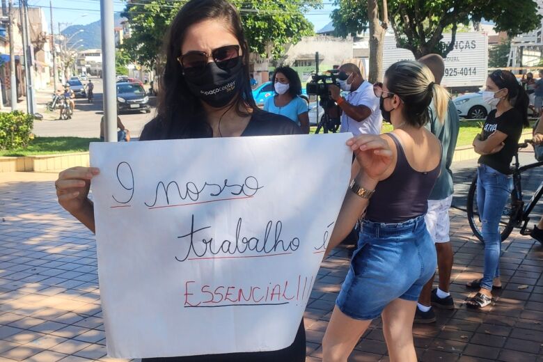 renata protesto muquicaba - Comerciantes, microempresários e autônomos de Guarapari realizam protesto contra restrições