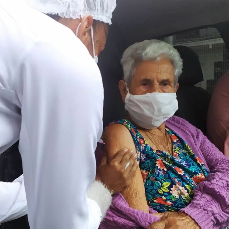 Idosos com mais de 70 anos ainda podem se vacinar contra Covid-19 em Guarapari