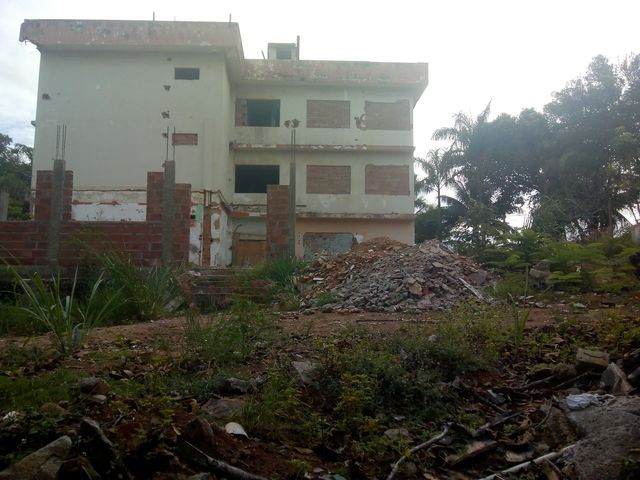 Guarapari: moradores reclamam que obra do Cras de Santa Mônica está parada e o local abandonado