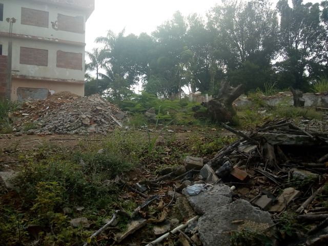 Guarapari: moradores reclamam que obra do Cras de Santa Mônica está parada e o local abandonado