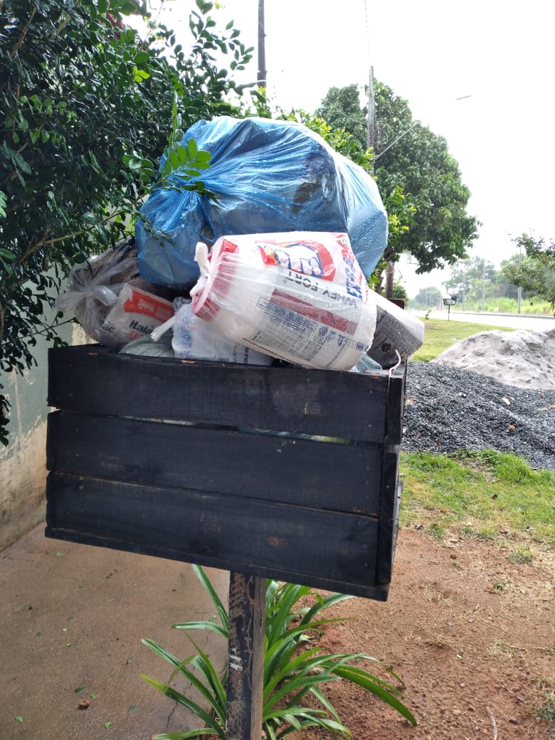 Coleta do lixo não é realizada em Meaípe; moradora questiona sobre paralisação em Guarapari