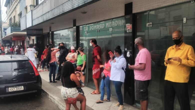 Filas em casas lotéricas e bancos lotam e causam aglomeração em Guarapari