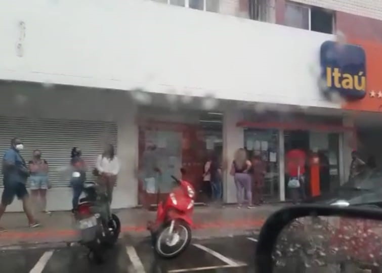 Filas em casas lotéricas e bancos lotam e causam aglomeração em Guarapari
