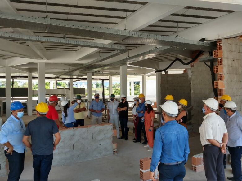 Prefeito e vereadores visitaram hoje (29) as obras do hospital de Guarapari