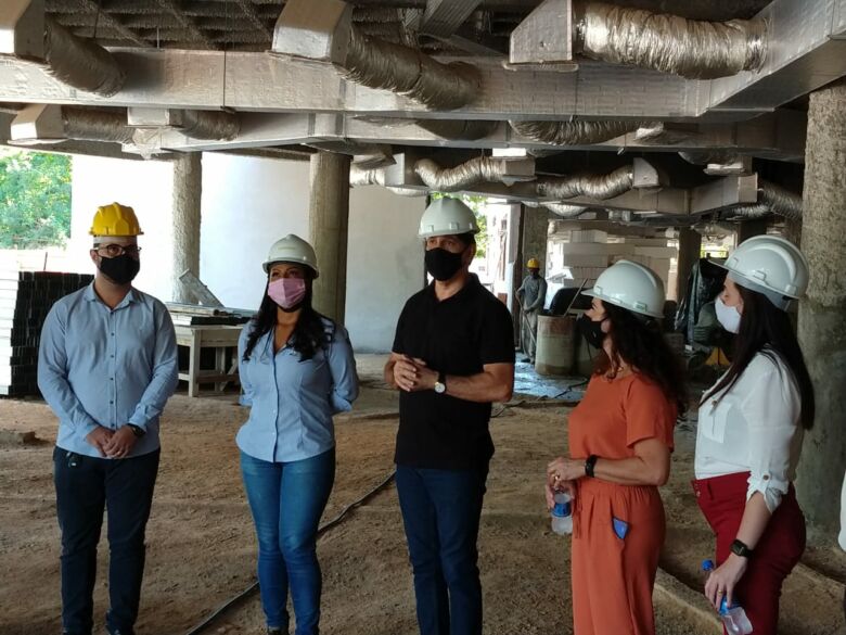 Prefeito e vereadores visitaram hoje (29) as obras do hospital de Guarapari