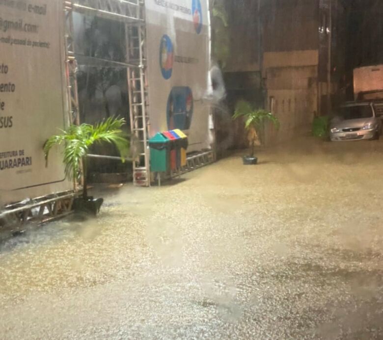Chuva forte alaga rua da UPA em Guarapari